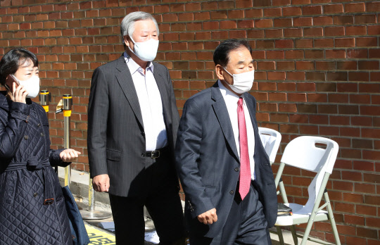 이재오(오른쪽) 전 의원이 29일 서울 강남구 논현동 이명박 전 대통령 자택으로 들어가고 있다.   연합뉴스